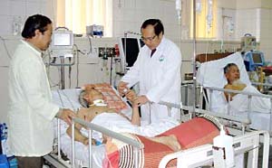 Đồng chí Trần Quang Khánh, Giám đốc Sở Y tế  thăm hỏi bệnh nhân nặng đang điều trị tại khu khám - chữa bệnh chất lượng cao của Bệnh viện Đa khoa tỉnh.